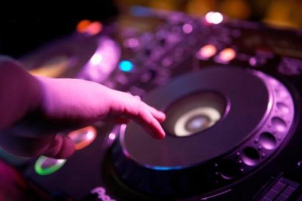 Zakaj DJ na poroki?